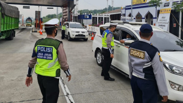Petugas melakukan penyekatan terhadap pemudik yang pakai mobil.