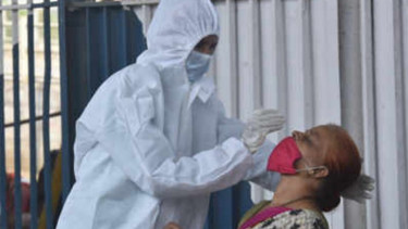 Tenaga medis melakukan rapid test terhadap warga India.