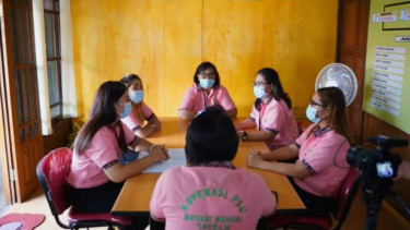 Hasil karya foto-video komunitas penambang kecil program pelatihan Photovoice