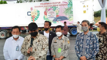 Menko Airlangga dan Mentan Syahrul Yasin Limpo melepas secara simbolis benih tanaman hias milik Minaqu Home Nature, untuk diekspor ke sejumlah negara di Pasar Minaqu Jungle Festival, Kamis (06/05)