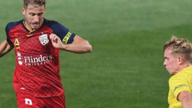 Duel A-League antara Adelaide United vs Wellington Phoenix.