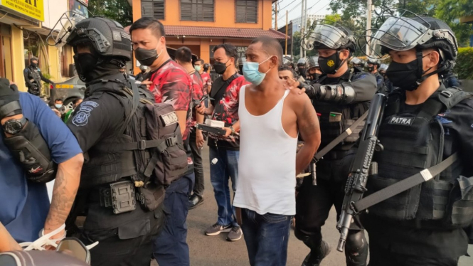 Gerebek Kampung Ambon, polisi amankan puluhan orang.