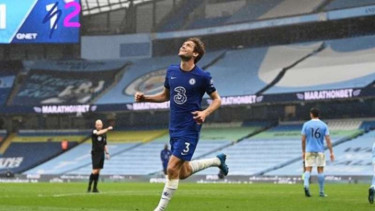 Pemain Chelsea, Marcos Alonso rayakan gol ke gawang Manchester City.