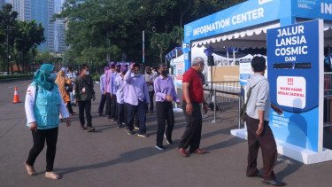 Vaksinasi Covid-19 di Istora Senayan.