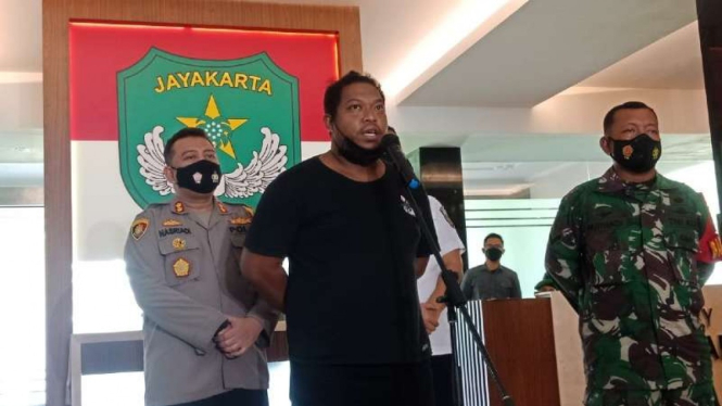 Bos lapangan mata elang Hendrik Liautumu (baju hitam)