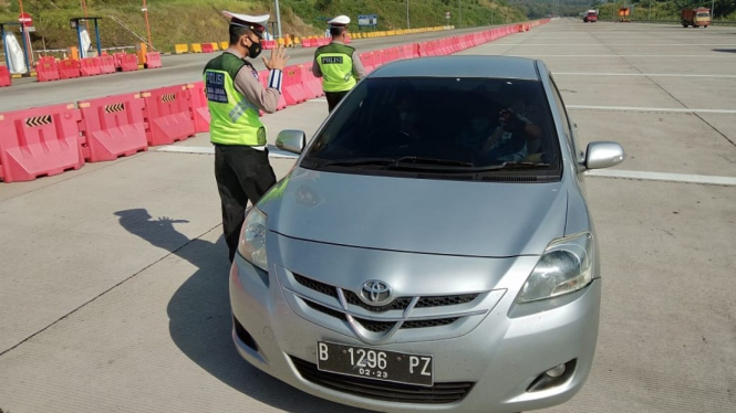 Petugas melakukan penyekatan terhadap pemudik yang pakai mobil.