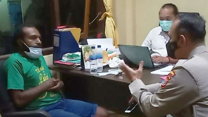 Juru bicara Komite Nasional Papua Barat (KNPB) Victor Yeimo ditangkap polisi.