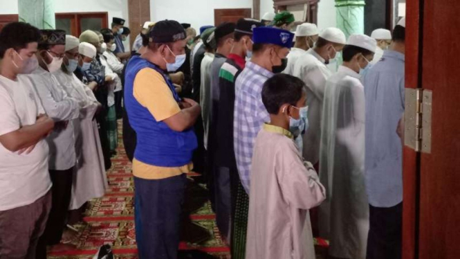 Keluarga dan warga sekitar kediaman Ustadz Tengku Zulkarnain salat gaib secara berjemaah di Masjid Rofiuddin yang berada di samping rumah Tengku, Kota Medan, Sumatera Utara, Senin malam, 10 Mei 2021.