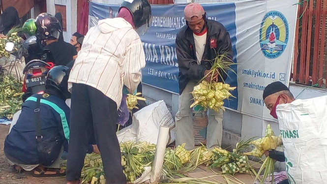 Penjual selongsong ketupat di Semarang.
