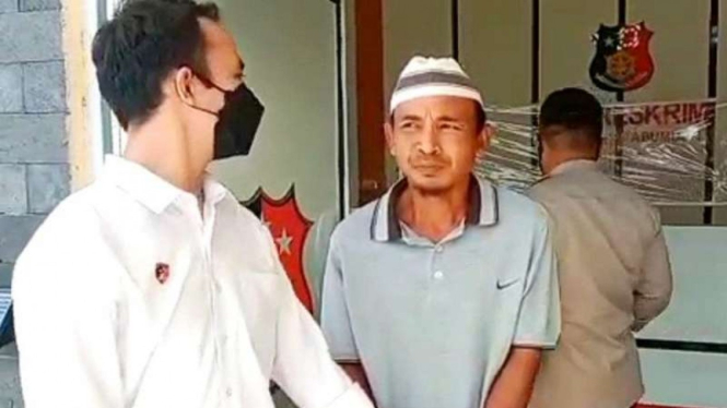 Kepolisian Resor Prabumulih, Sumatera Selatan, menangkap seorang pria disangka mencabuli 35 anak laki-laki di wilayah setempat pada Selasa, 11 Mei 2021.