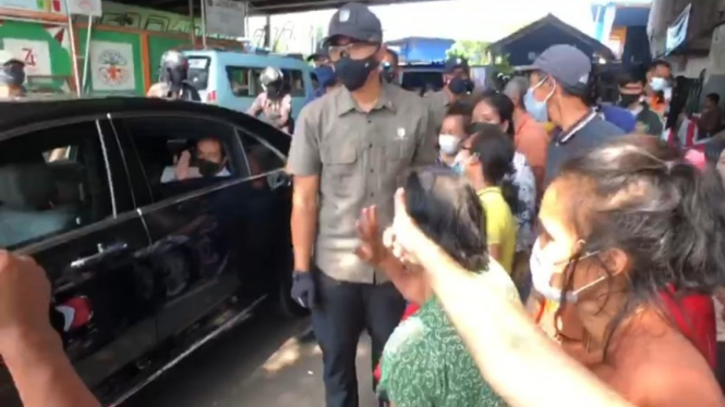 Presiden Jokowi keluar Istana meninjau situasi kota Jakarta.