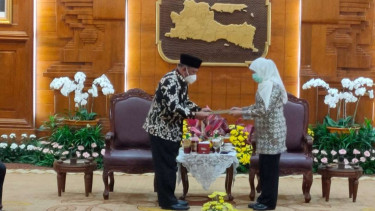 Gubernur Jatim Khofifah Indar Parawansa menyerahkan SK Plt Bupati Nganjuk