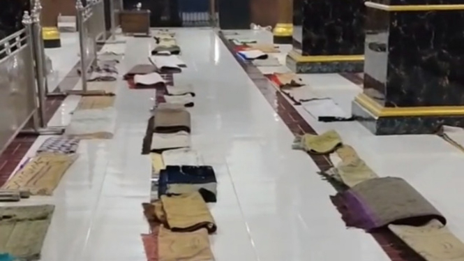 Viral emak-emak kapling tempat salat idul fitri di masjid (Foto/akhi_husnil)