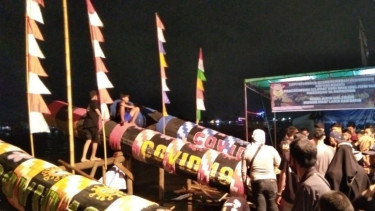 Sambut hari raya Idul Fitri 1442 H, warga pontianak bermain meriam.