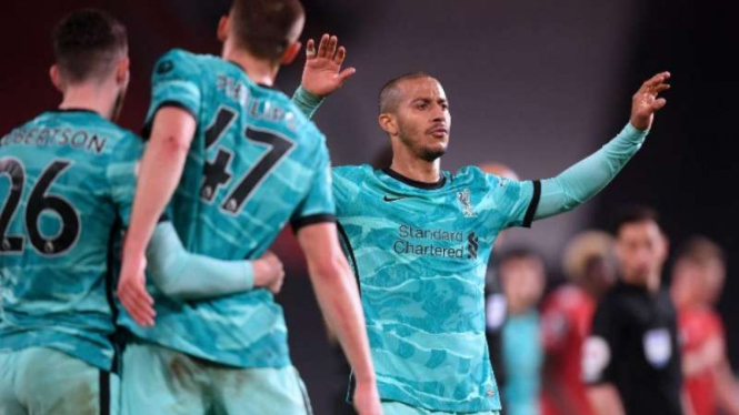 Pemain Liverpool rayakan gol.