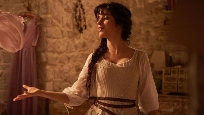 Camila Cabello sebagai Cinderella.