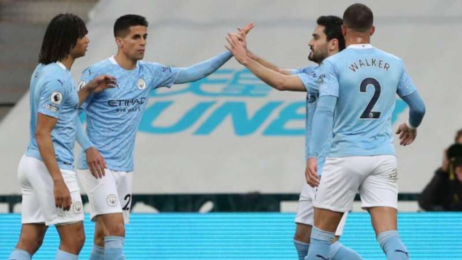 Pemain Manchester City rayakan gol.
