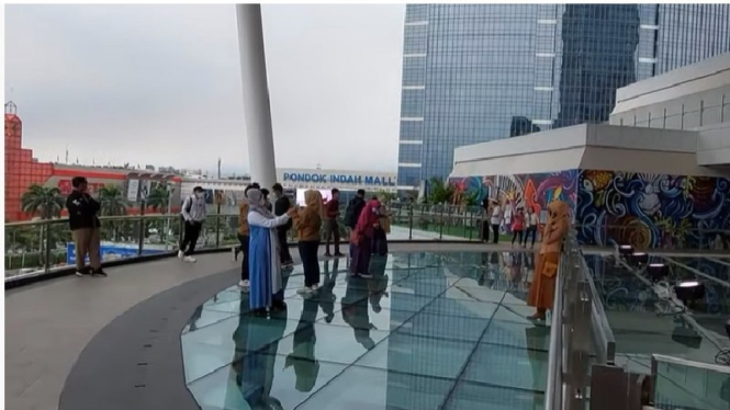 Lantai kaca di PIM 3 yang lagi viral
