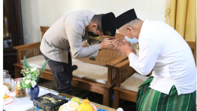 Kapolresta Malang Kota Kombes Pol Leonardus Simarmata mengunjungi Ketua PWNU Jatim KH. Marzuqi Mustamar