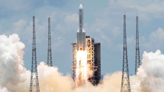 Roket Long March 5 Y-4, membawa wahana Mars tak berawak dari misi Tianwen-1, lepas landas dari Pusat Peluncuran Luar Angkasa Wenchang di Wenchang, Provinsi Hainan, Cina 23 Juli 2020.