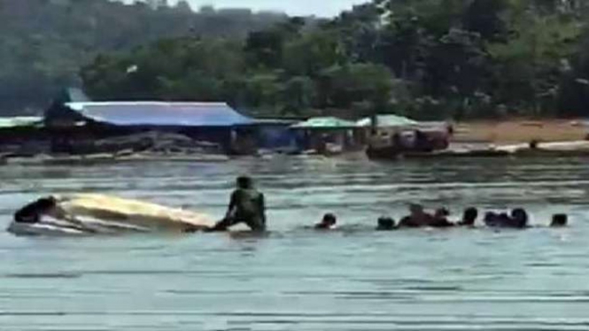 Perahu wisata terbalik di Waduk Kedung Ombo Boyolali.