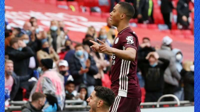 Gelandang Leicester City, Youri Tielemans rayakan gol ke gawang Chelsea.