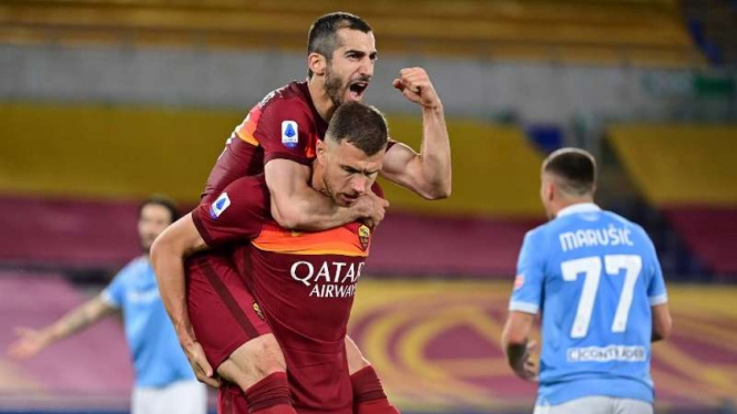 Pemain AS Roma rayakan gol Henrikh Mkhitaryan.