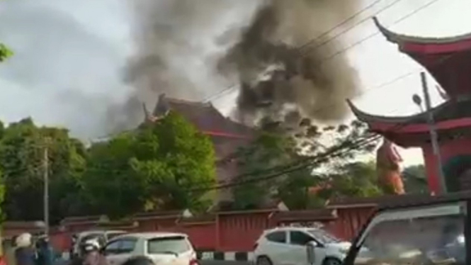 Asap akibat kebakaran di Klenteng Sam Poo Kong Semarang