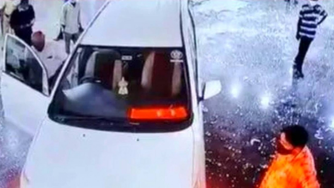 Pria berusaha menabrak tenaga medis dengan Kijang Innova di India.
