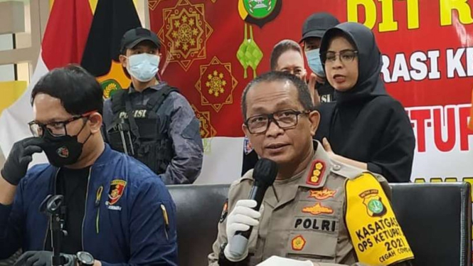 Kabid Humas Polda Metro Jaya Komisaris Besar Yusri Yunus (kanan)
