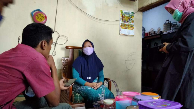 Seorang guru TK yang terlilit utang dari 24 perusahaan pinjaman online.
