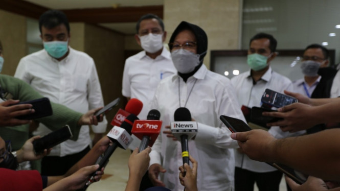 Menteri Sosial Tri Rismaharini usai sidak di Kemensos.