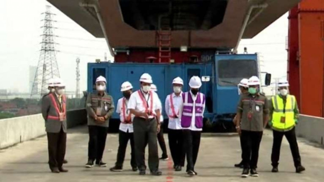 Presiden Jokowi meninjau proyek kereta cepat di Cikarang Utara, Bekasi, Jabar.