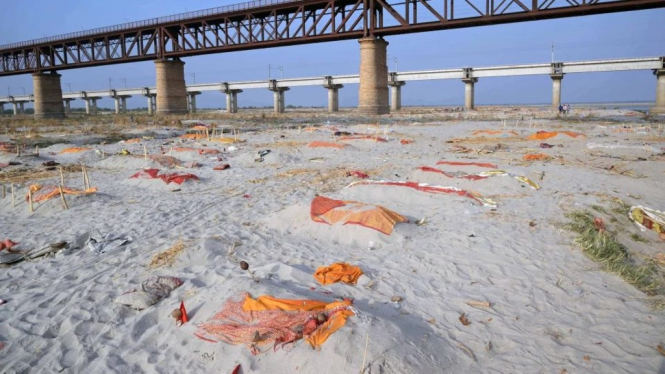 Ribuan jenazah korban COVID-19 India dikubur dibuang dan dikubur di tepi sungai.