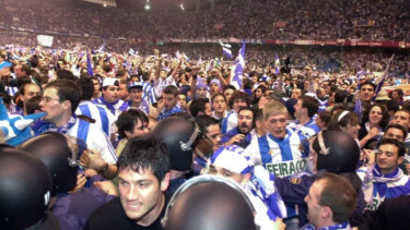 suporter Deportivo La Coruna serbu lapangan rayakan juara LaLiga 2000