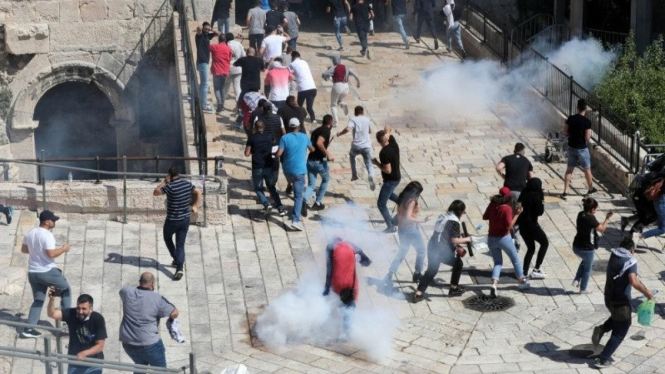Warga Palestina berunjuk rasa di Kota Tua Yerusalem, Selasa 18 Mei 2021.