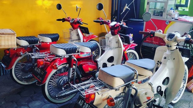 Motor Honda C70 hasil restorasi.