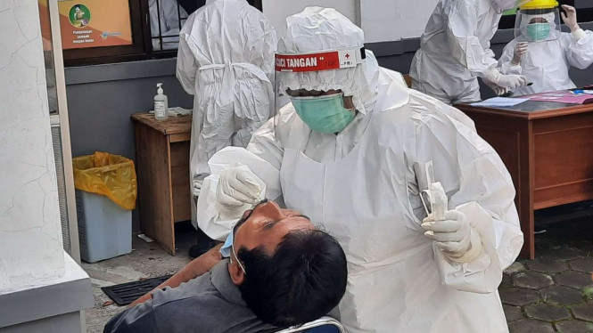 Warga di Solo menjalani swab test  