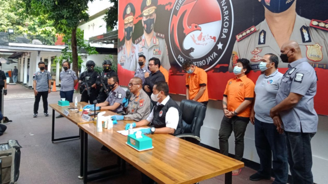 Putra bungsu Rita Sugiarto, RZ (baju oranye kanan), terjerat kasus narkoba.