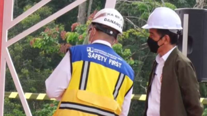 Jokowi menerima penjelasan dari Kepala BPJT Danang Parikesit.