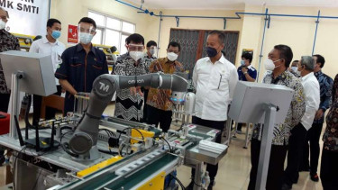Menperin Agus Gumiwang Kartasasmita meninjau produksi GeNose