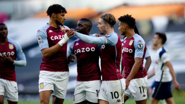 Pemain Aston Villa merayakan gol ke gawang Tottenham