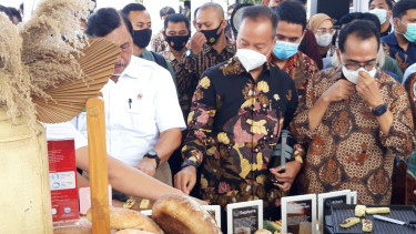 Menperin Agus Gumiwang Kartasasmita menengok produk UMKM di Festival Joglosemar.