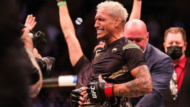 Juara kelas ringan UFC, Charles Oliveira
