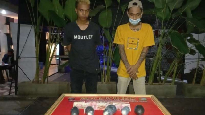 Polisi memperlihatkan dua pemuda asal Aikmel, Kabupaten Lombok Timur, yang menjadi tersangka penyelundup sabu-sabu seberat setengah kilogram sabu dari Batam, Jumat dini hari, 21 Mei 2021.