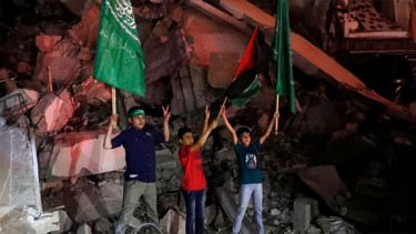 Rakyat Palestina di area puing-puing bangunan gedung