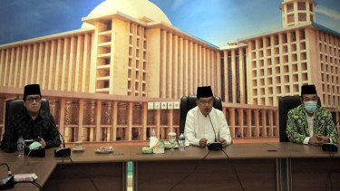 Ketua Dewan Masjid Indonesia (DMI) Jusuf Kalla (tengah)
