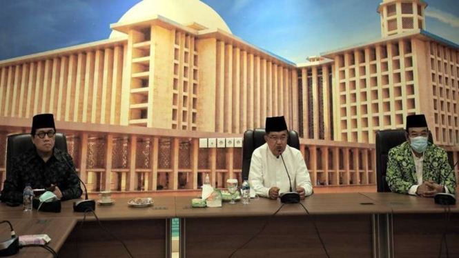 Ketua Dewan Masjid Indonesia (DMI) Jusuf Kalla (tengah)