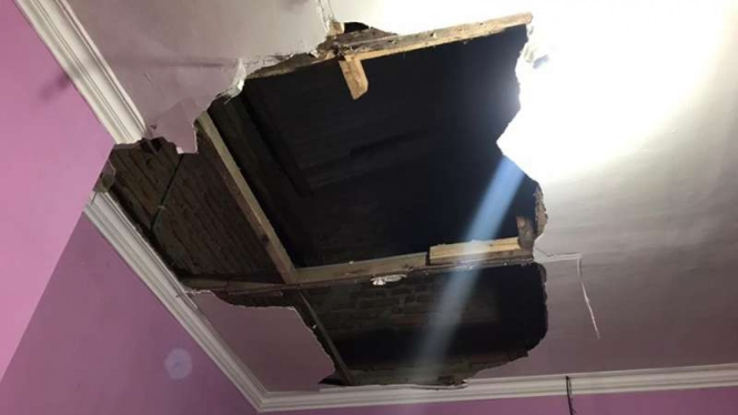 Plafon rumah milik warga terkena dampak gempa 6,2 magnitudo di Blitar.