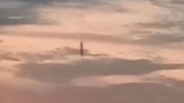 Benda misterius jatuh dari langit.